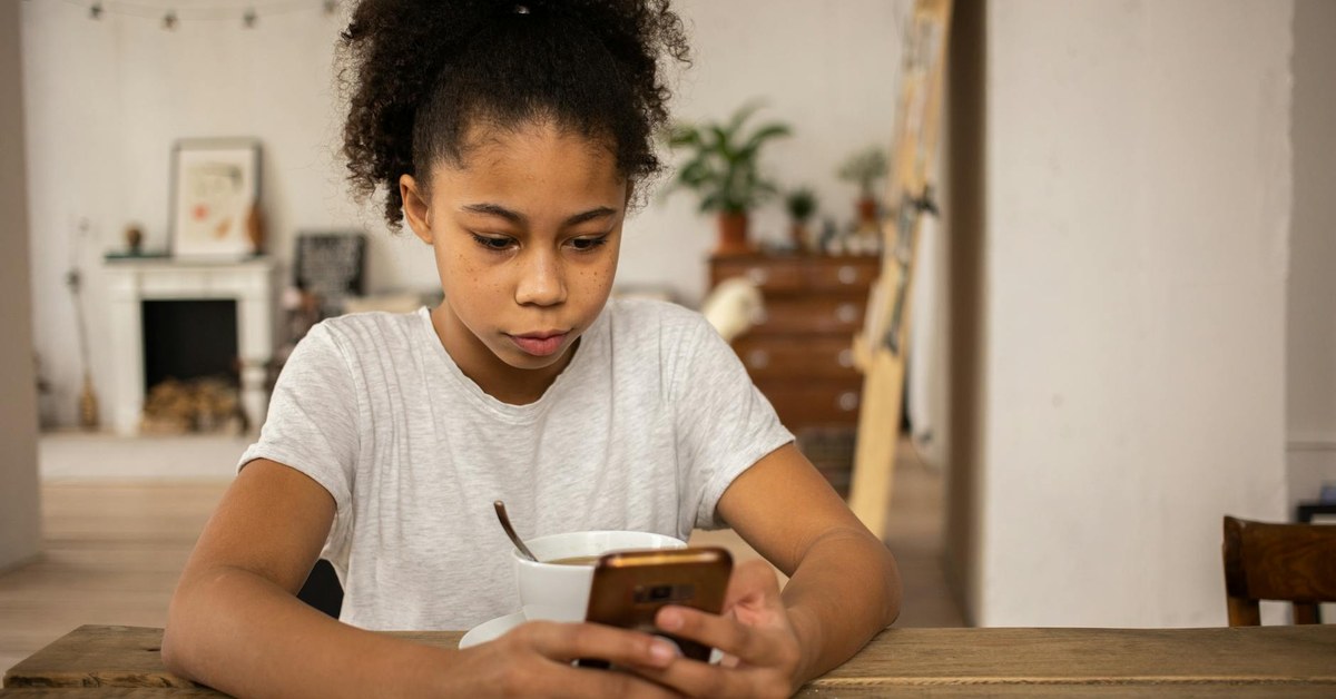 Empowering Digital Natives โ How Critical Thinking & Media Literacy Prevent Cyberbullying in Teens