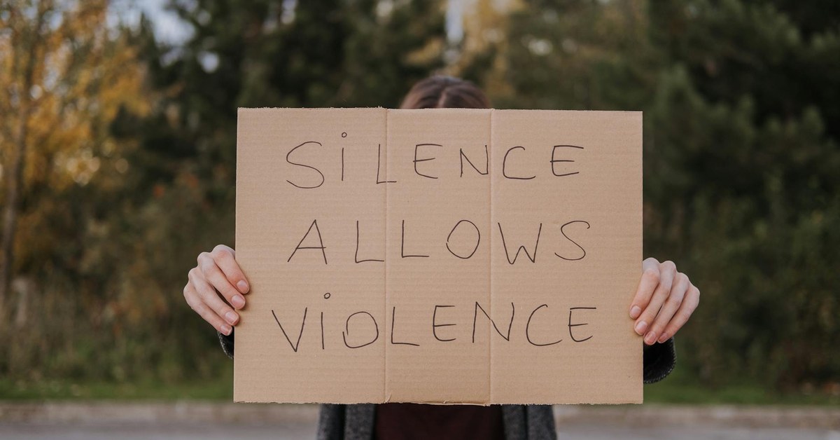 Dating Violence — Early Warning Signs and How to Get Out Safely