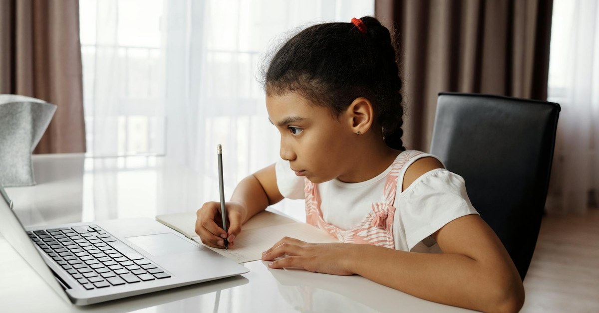 How Digital Footprint Education Prepares Young Adults for AI-Driven Personal Data Collection