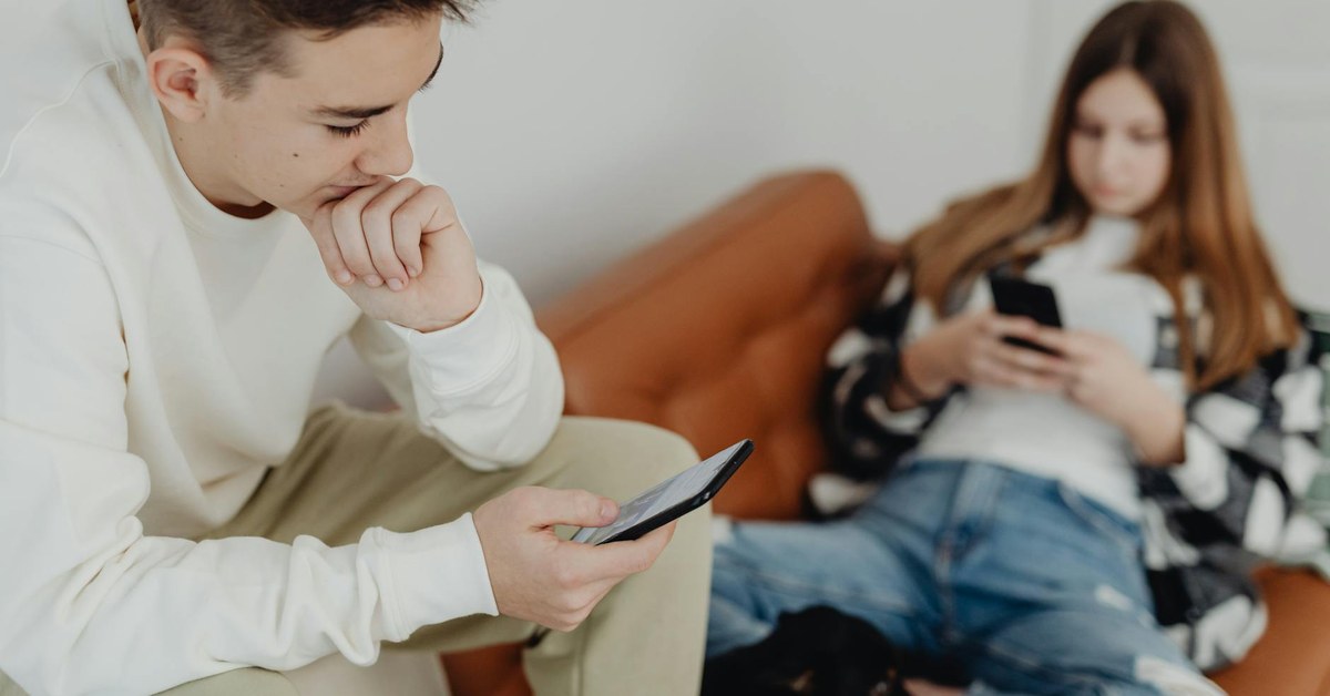 Digital Footprints — What Teenagers Leave Online and How to Manage It