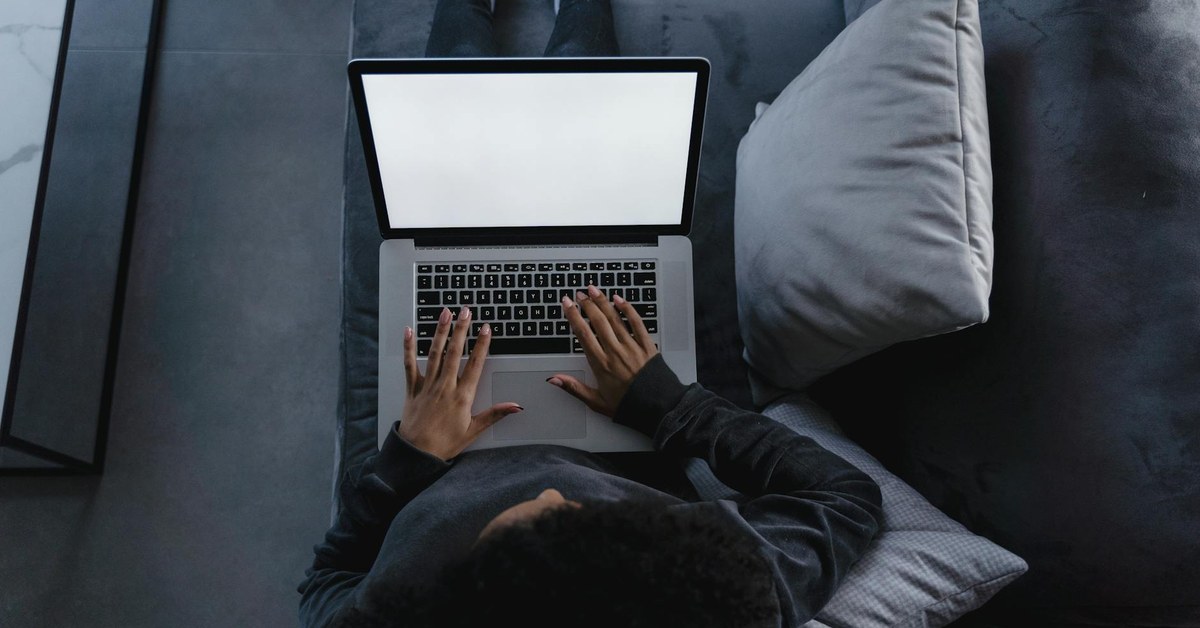 Empowering Children with Digital Literacy โ A Parent's Guide to Safe AI Chatbot Interactions and Data Privacy