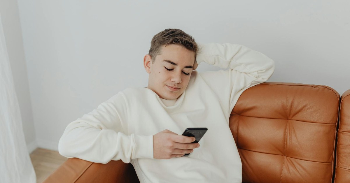 Empowering Digital Bystanders โ Practical Strategies for Teens to Safely Intervene in Cyberbullying