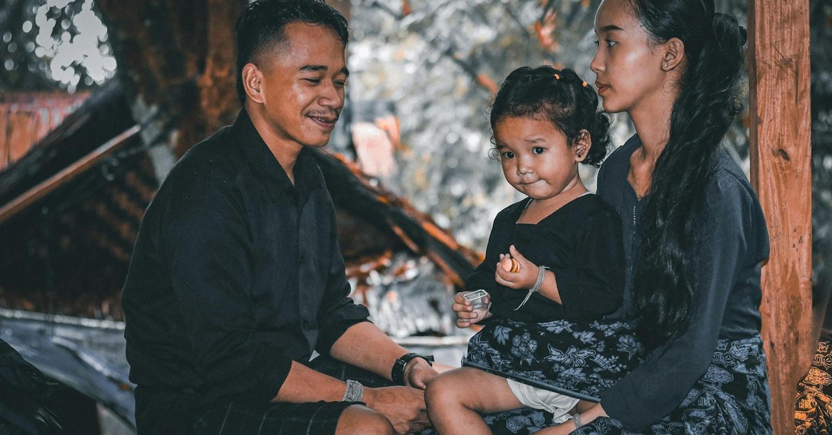 Empowering Parents — Developing Family Media Literacy to Navigate Deepfake Threats Online