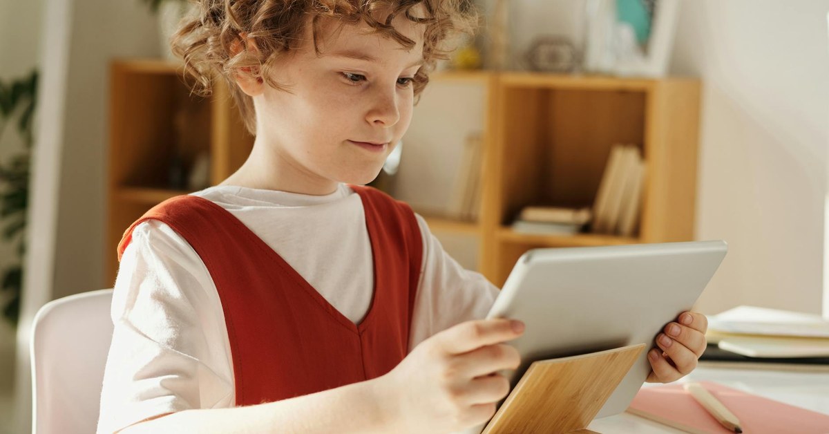 Empowering Pre-Teens (10-12) — Cultivating Critical Thinking for Online Choices