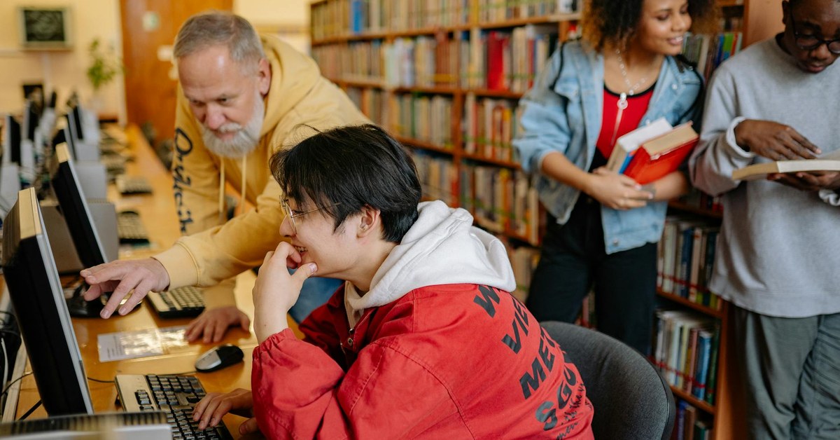 How to Equip Students with Critical Thinking Skills for Navigating Online Information & Digital Risks