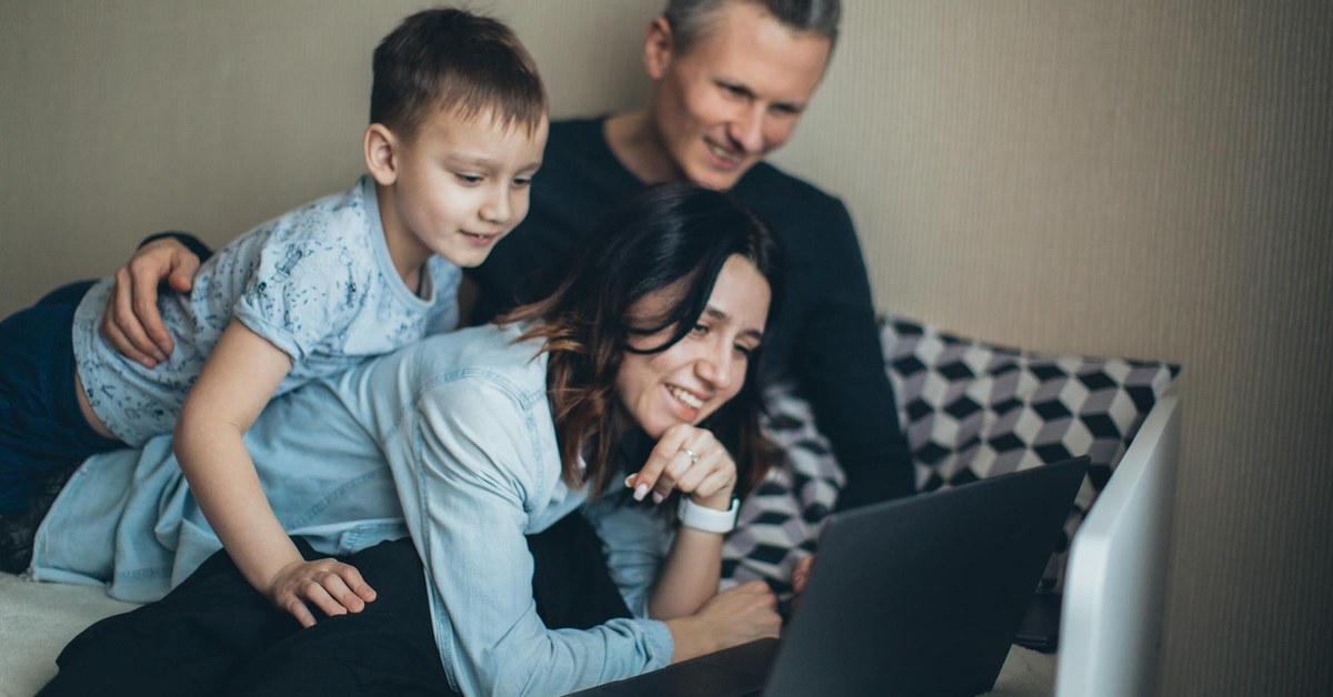 The Modern Parent's Guide โ Equipping Teens to Detect Online Predator Grooming While Respecting Their Digital Autonomy