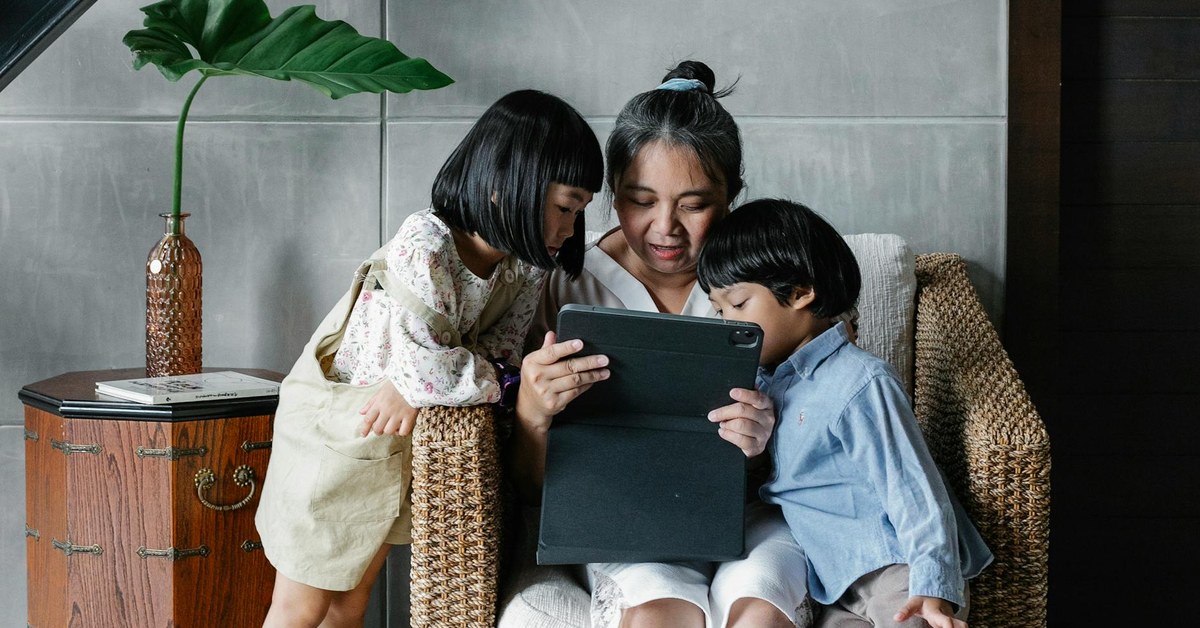 Bridging the Generational Gap โ How Families Can Unite to Spot & Stop Phishing Scams