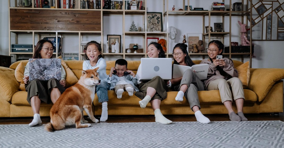 Beyond Restrictions — How Parents Can Foster Teen Self-Regulation for Smart Screen Time & Digital Literacy