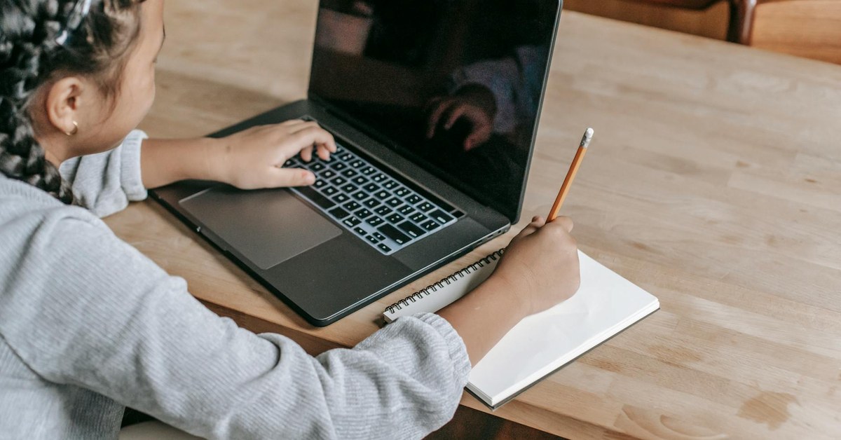 Guiding Tweens (Ages 10-12) Towards Independent & Safe Age-Appropriate Online Choices