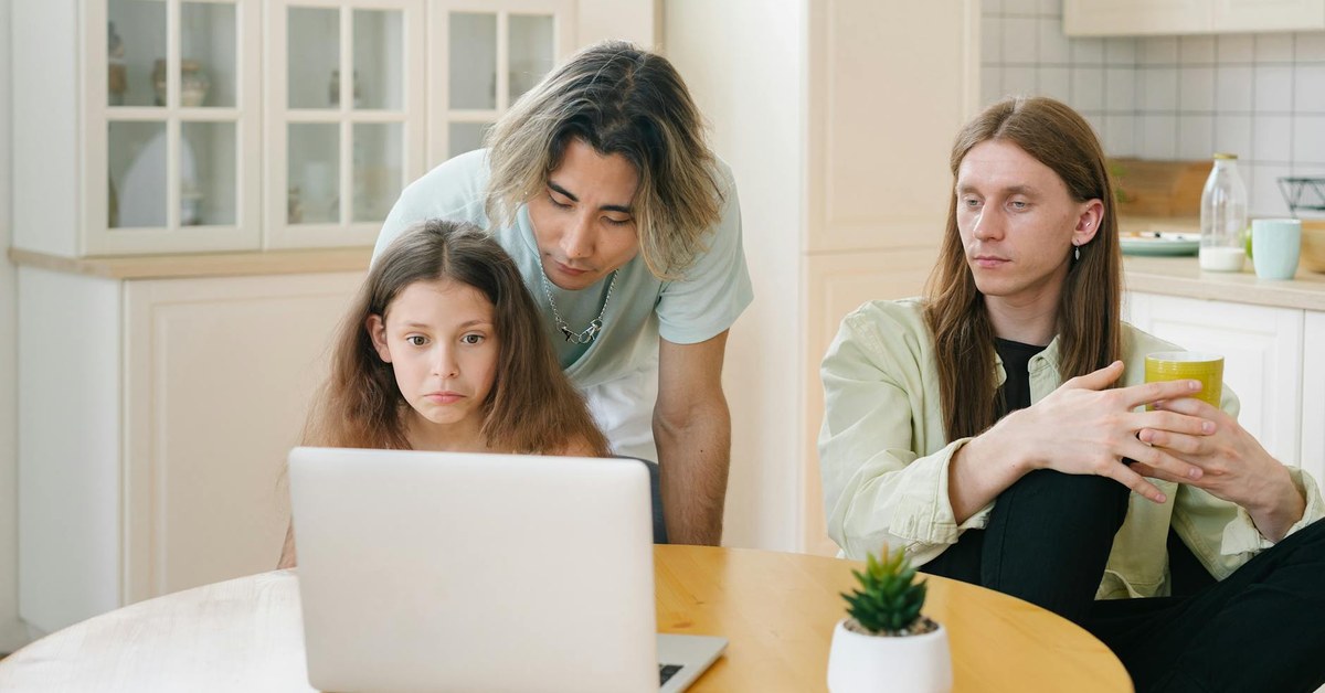 Guiding Tweens โ Screen Time Management Strategies for Developing Critical Online Information Evaluation Skills