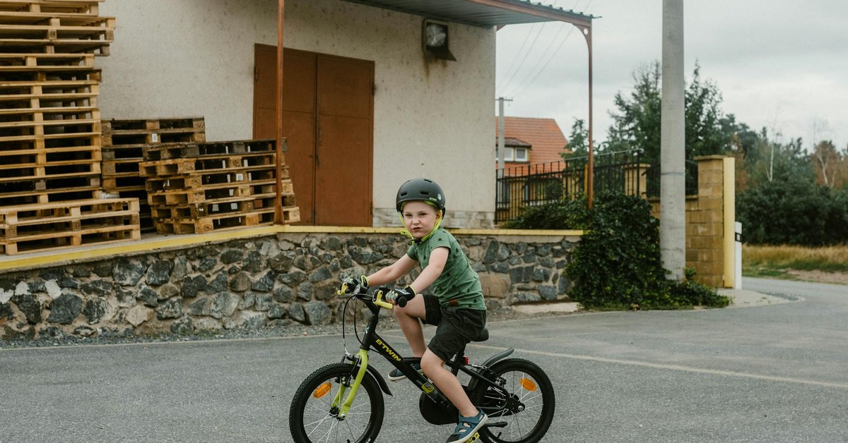 High-Back vs. Backless Booster โ When to Transition & Which is Safest for Your Child's Age and Vehicle?