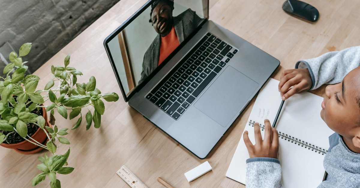 Beyond Privacy โ How High Schoolers Can Proactively Build a Positive Digital Footprint for College Admissions and First Jobs