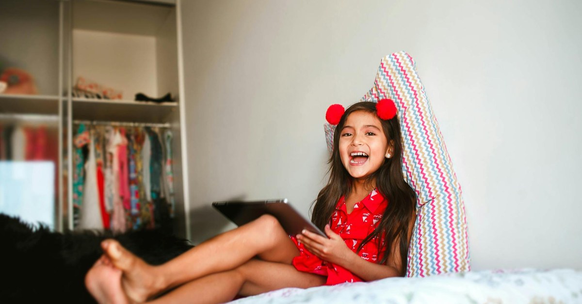 Intentional Screen Time Strategies for Teens โ Developing Critical Thinking to Identify Online Misinformation and Deepfakes
