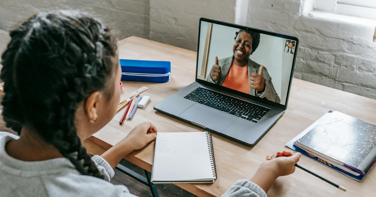 How to Introduce First Smartphones โ Guiding 9-12 Year Olds to Responsible Screen Time & Digital Safety