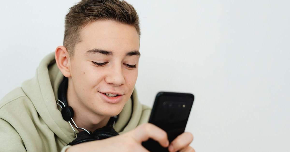 Online Safety for LGBTQ+ Teenagers โ Specific Risks and How to Navigate Them