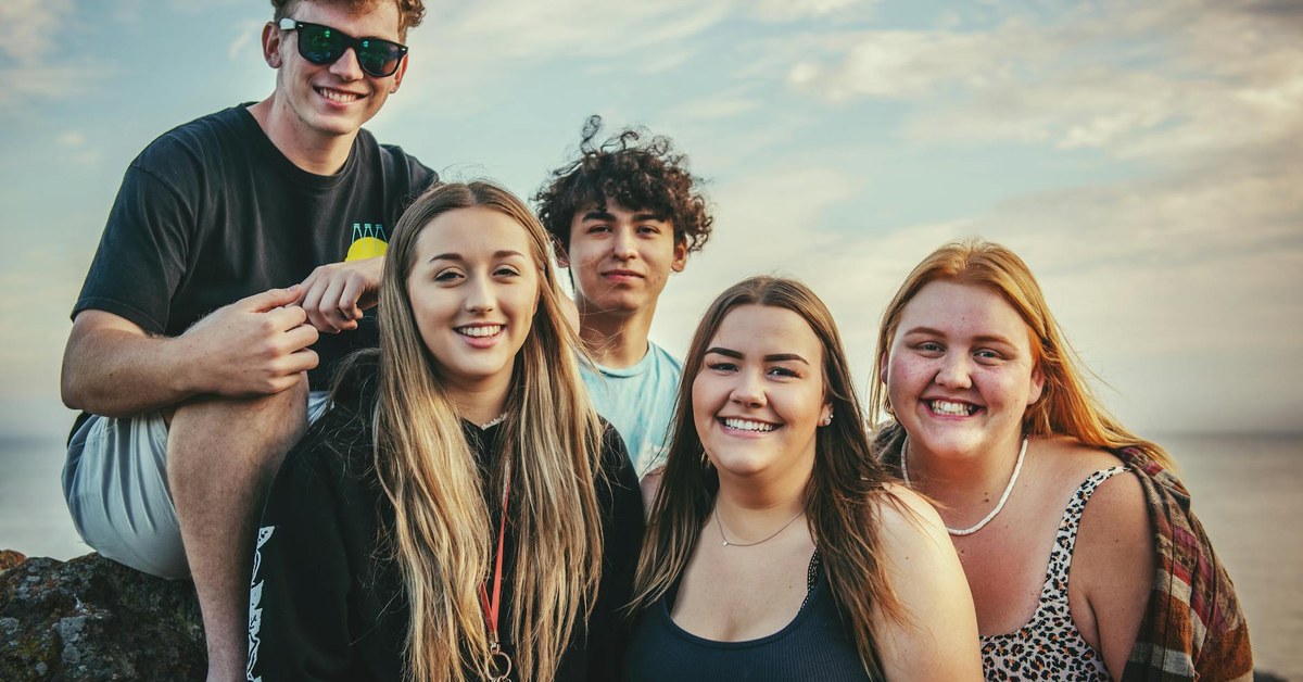 Navigating Peer Pressure and FOMO on Social Media — Essential Strategies for Parents of Middle Schoolers