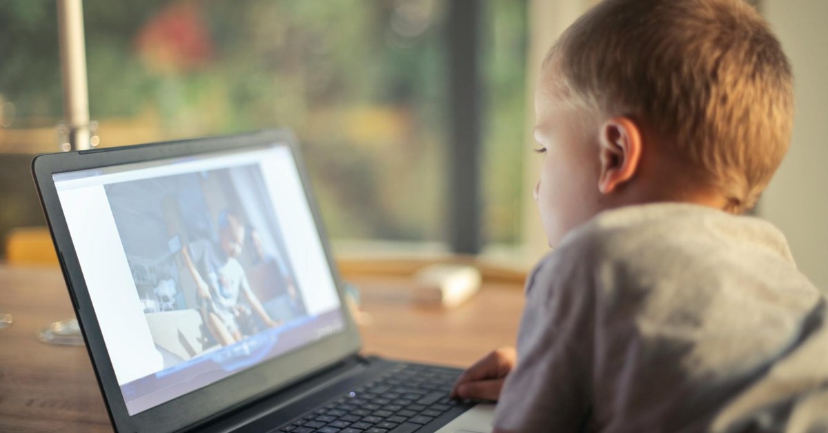Online Predators โ How Grooming Progresses and What to Watch For