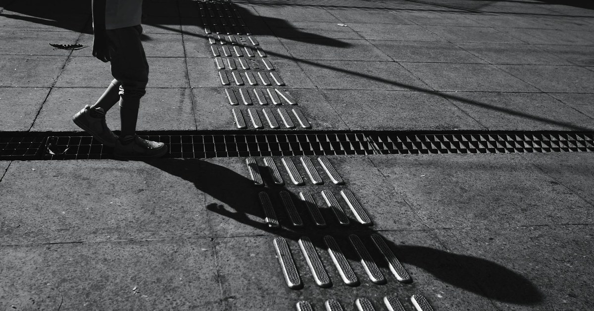 Beyond City Lights โ How to Optimize Reflective Clothing for Pedestrian & Slow Vehicle Safety in Rural, Unlit Areas
