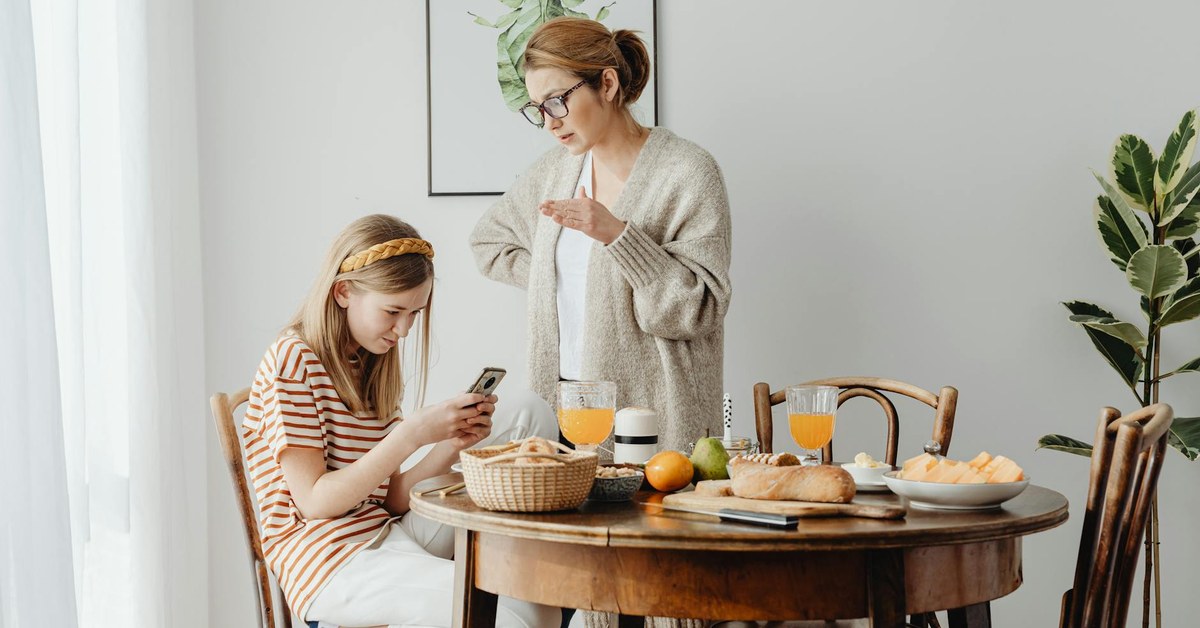 Parent's Guide — Safely Introducing & Monitoring First Messaging Apps for Pre-Teens (8-12)