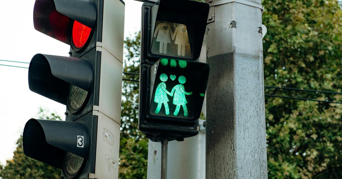 Road Crossing Safety for All Ages โ Adapting Rules and Strategies for Children, Teens, and Elderly Pedestrians
