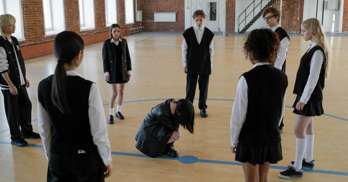 Equipping Pre-Teens with Emotional Resilience Skills for Navigating Online Social Pressures