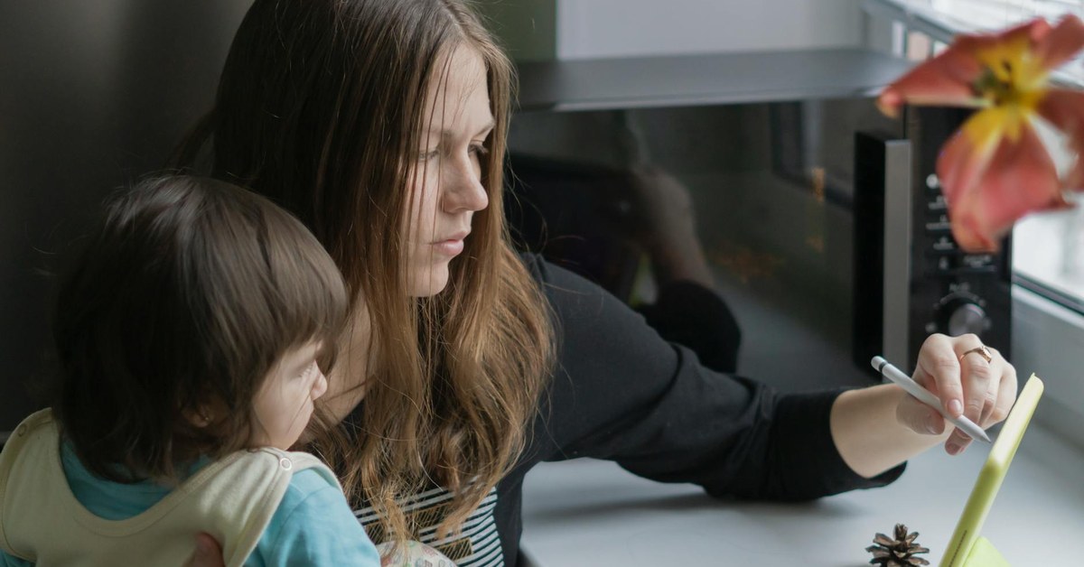 Proactive Digital Footprint Management โ Essential Education for Young Adults Entering College