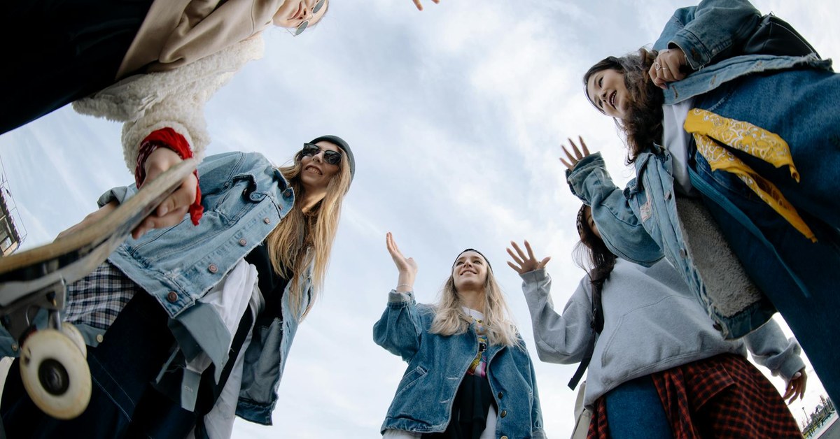 Protecting Tween Self-Esteem โ A Parent's Guide to Discussing Deepfakes & Peer Pressure (Ages 10-13)