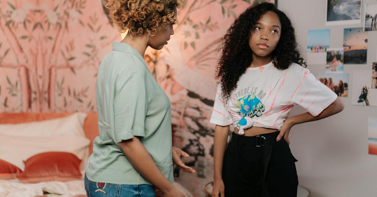 Red Flags in Teen Relationships โ A Parent's Guide to Keeping Your Teenager Safe