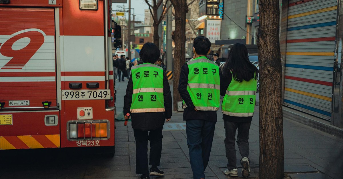 Beyond Compliance โ The Real ROI of High-Visibility Clothing for Small Businesses & Independent Contractors