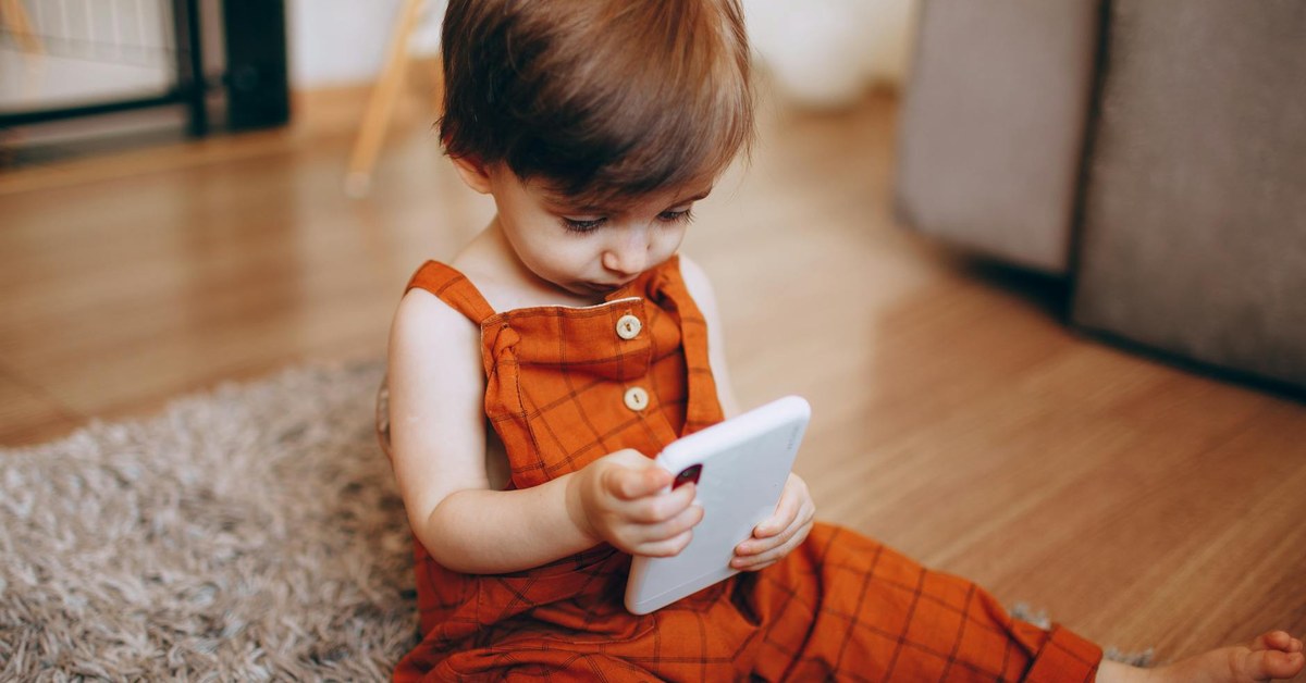 Screen Time for Babies and Toddlers โ What the Evidence Says
