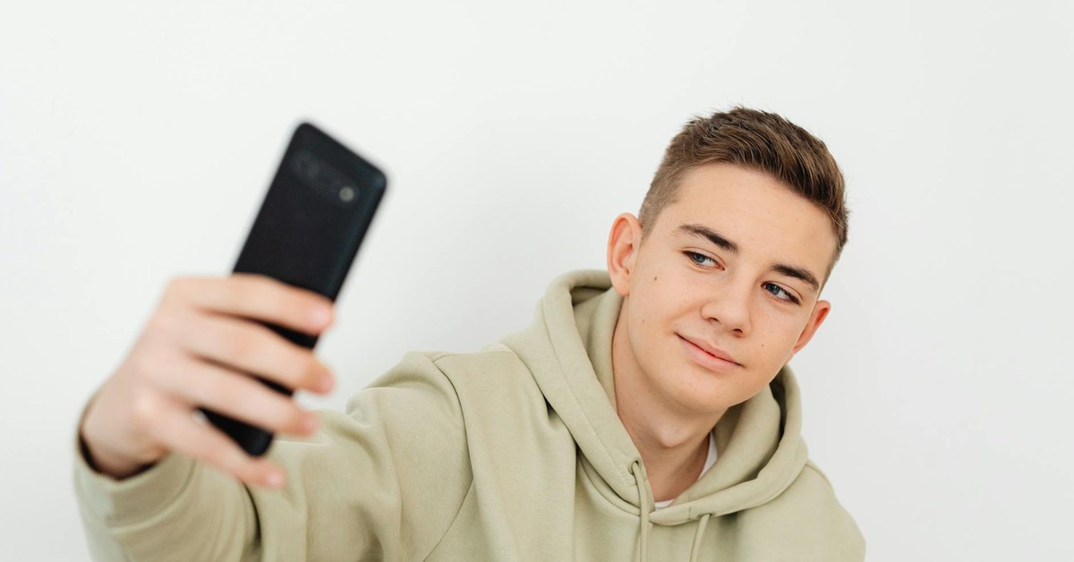 Sexting and Image Sharing Risks for Teenagers โ What Parents and Young People Need to Know
