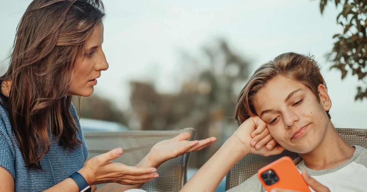 Social Media Addiction in Teenagers โ Signs, Effects, and How to Help