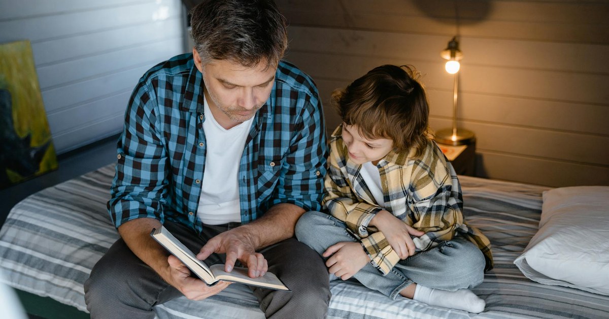 How Parents Can Teach Children Critical Thinking to Safely Identify AI Chatbot Misinformation and Manipulation