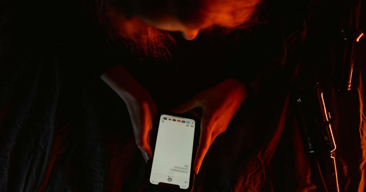 Teen Digital Footprint Safety โ Preventing Online Predator Risks Through Smart Privacy