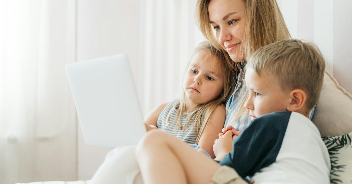 Empowering Teens โ Digital Literacy Strategies for Self-Regulated Screen Time & Enhanced Well-being