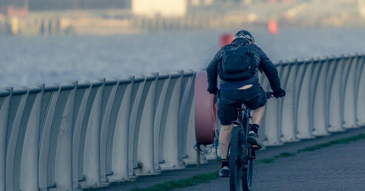 Navigating Urban Junctions โ Advanced Road Crossing Strategies for Teenagers to Combat Distraction Risks