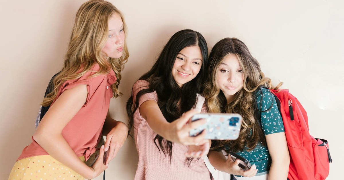 Transitioning from Monitoring to Guiding โ Fostering Digital Independence for Pre-Teens on Social Media