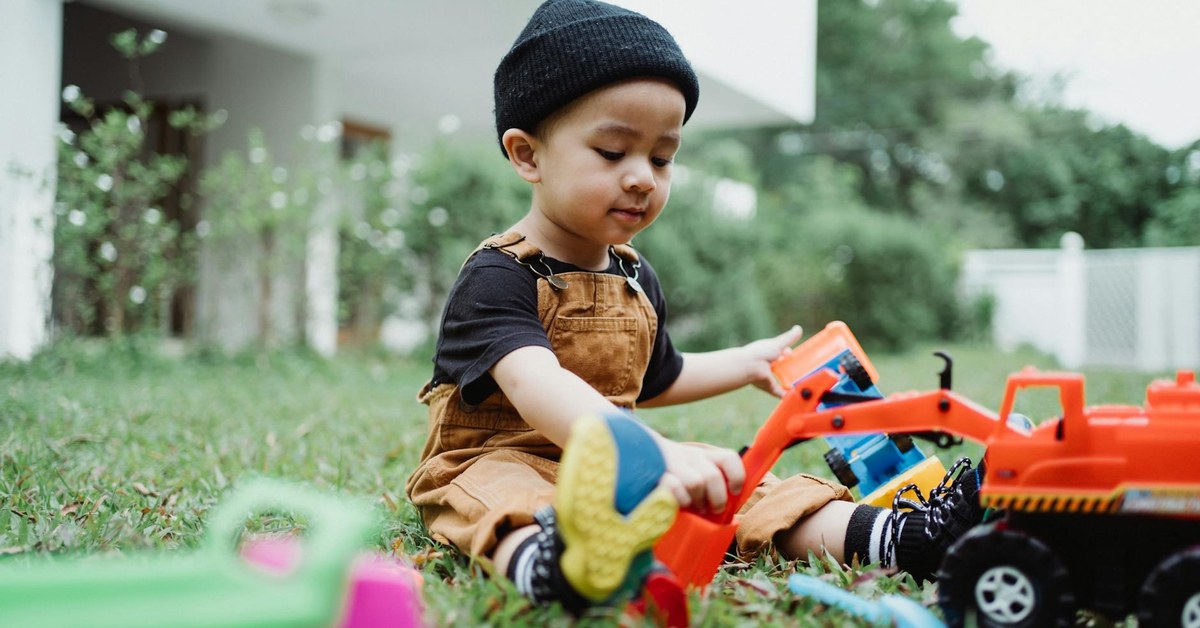 The Unseen Threat โ Preventing Toddler Poisoning from Essential Oils, Cosmetics, and Button Batteries