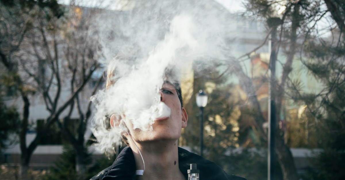 Vaping and E-Cigarettes โ What Every Parent and Teenager Needs to Know About the Risks