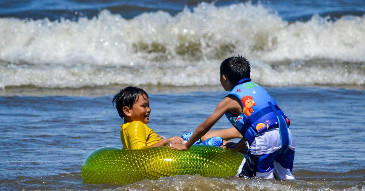 Beach and Ocean Safety for Young Children โ Staying Safe by the Sea